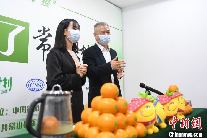 图为：中共常山县委书记叶美峰(右)同主播一起通过网络介绍常山胡柚。　王刚 摄